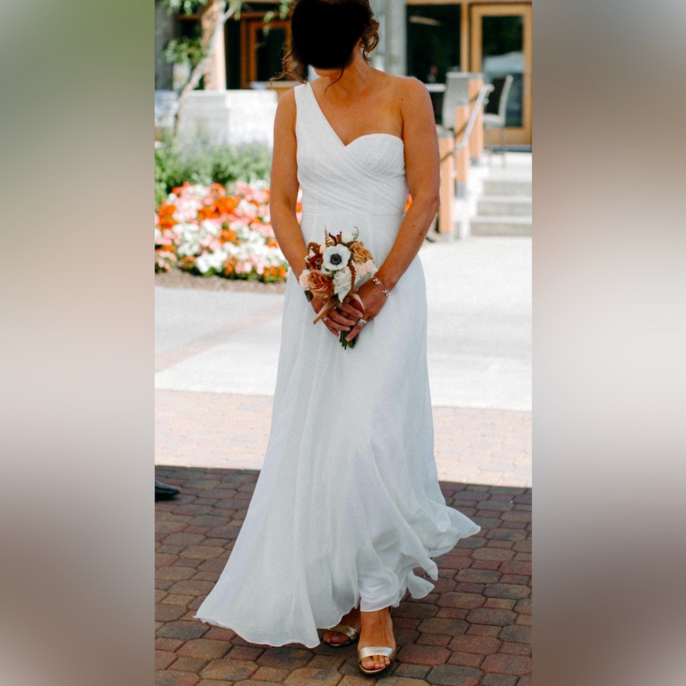 David’s Bridal Formal Floor Length Gown for Bridesmaid or Bride Size 6